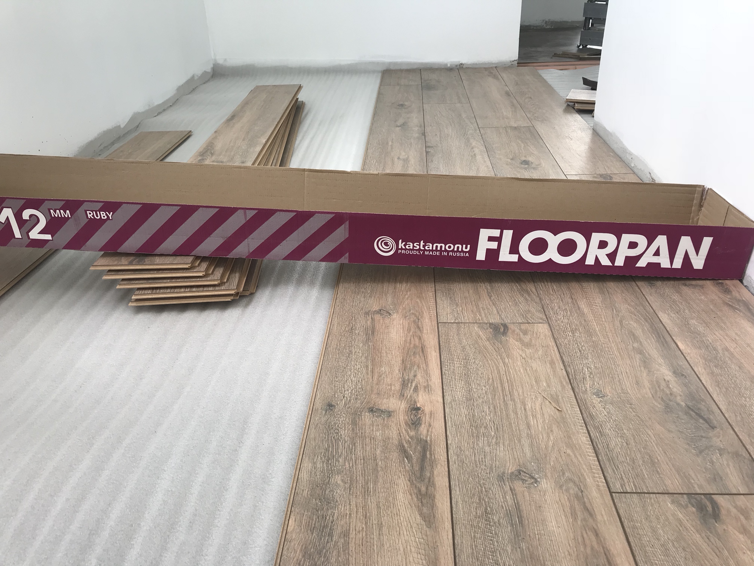 Bề mặt vân gỗ Floorpan được thiết kế độc đáo kết hợp màu sắc hài hòa, tinh tế, sắc xảo