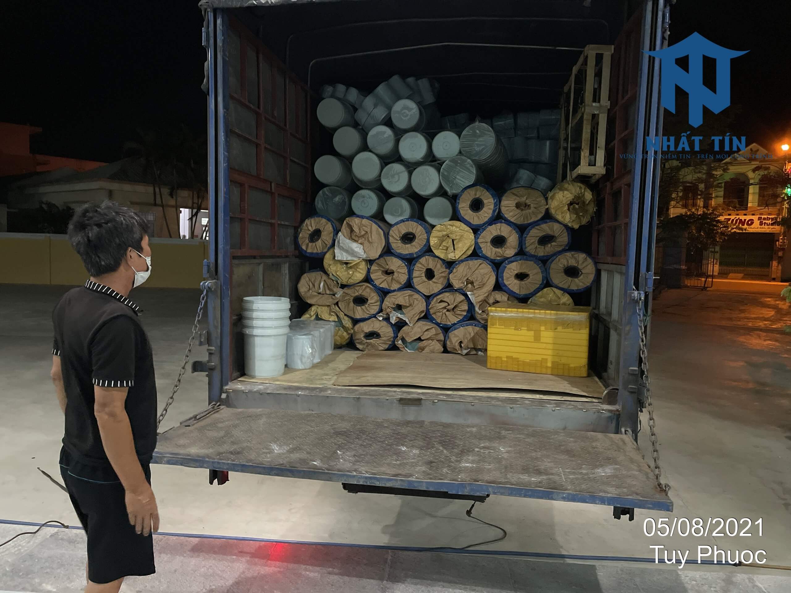 7 tấn sàn vinyl thi công cho nhà thi đấu về ngay trong đêm