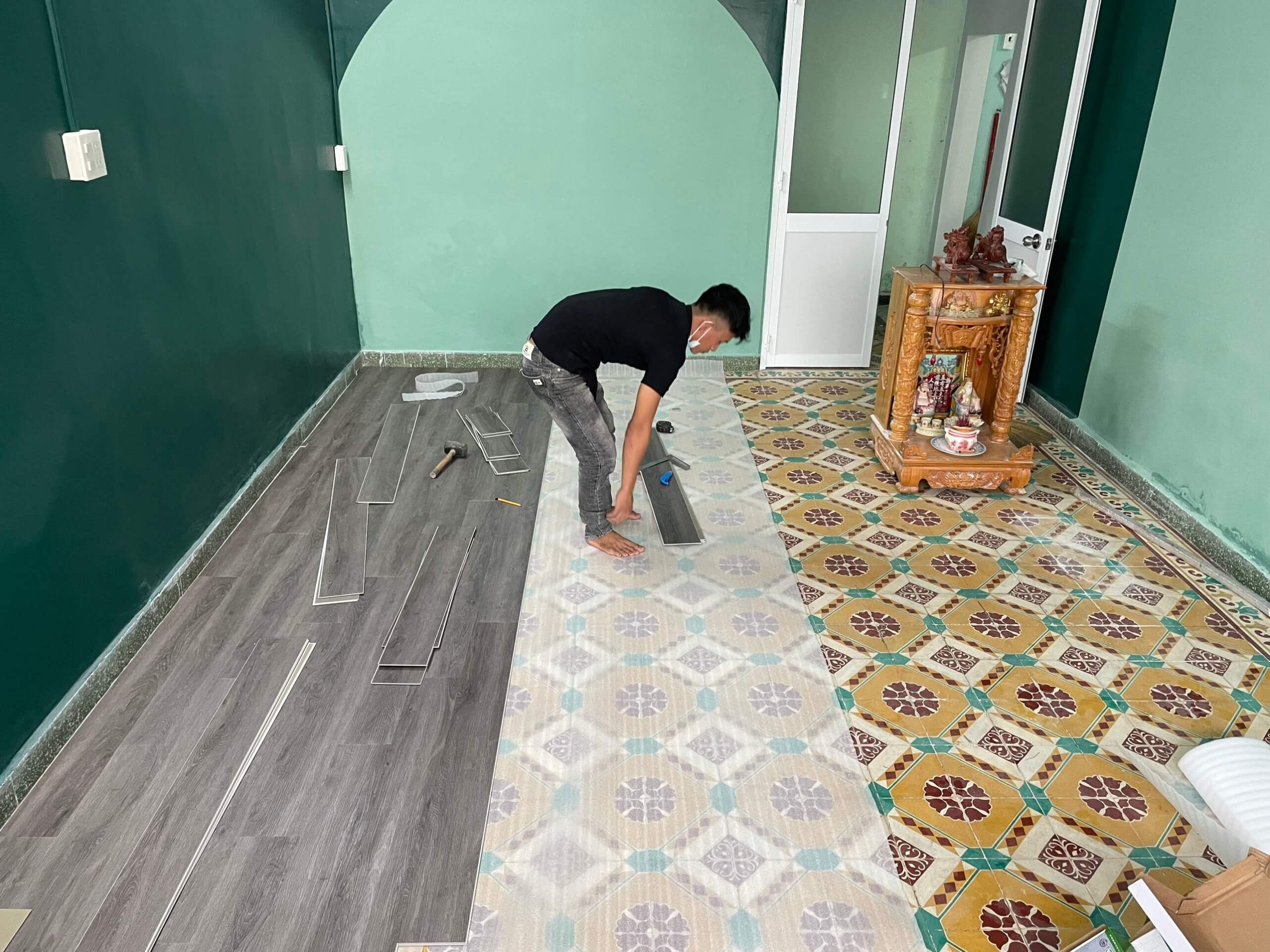 Sau khi lót xốp trắng lên sàn, những tấm ván sàn sẽ được đo cắt và lần lượt lắp vào