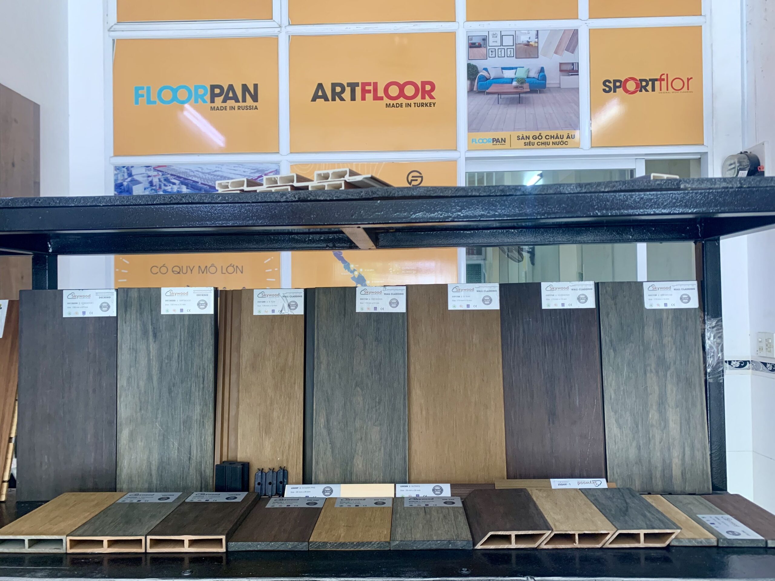 Các mẫu sàn gỗ nhựa, thanh lam, tấm ốp Skywood chính hãng được trưng bày tại showroom số 116 Lê Hồng Phong, Quy Nhơn