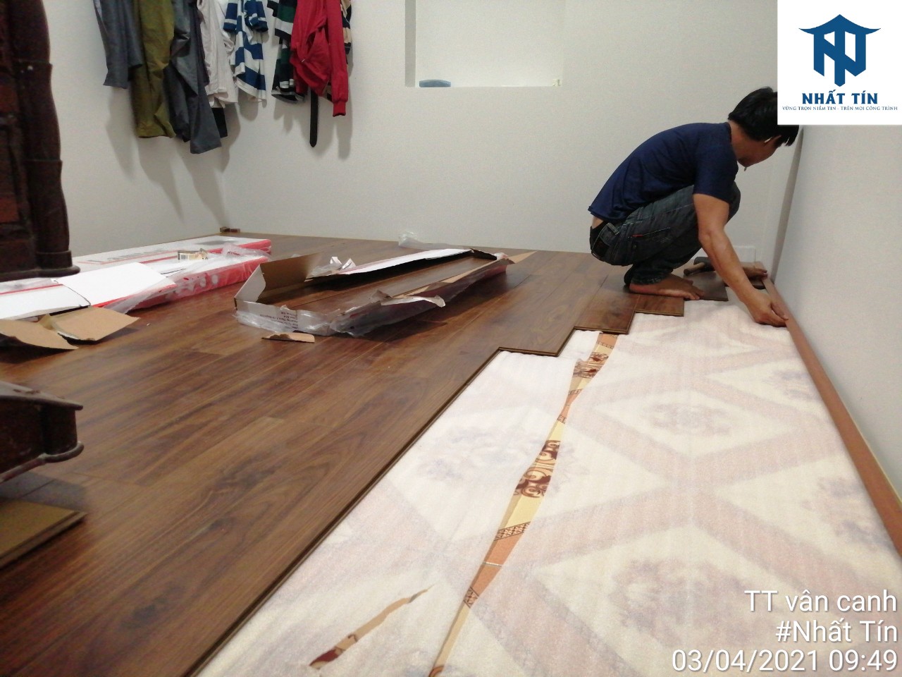 Thợ thi công tiến hàng lắp đặt sàn gỗ