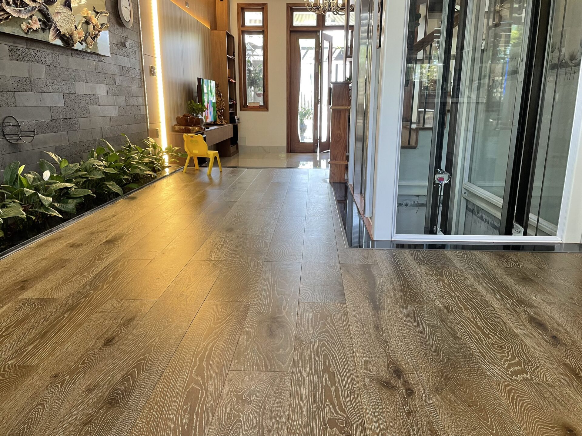 Sàn gỗ tự nhiên hoàn thiện với độ sắc nét và tỉ mỉ cao