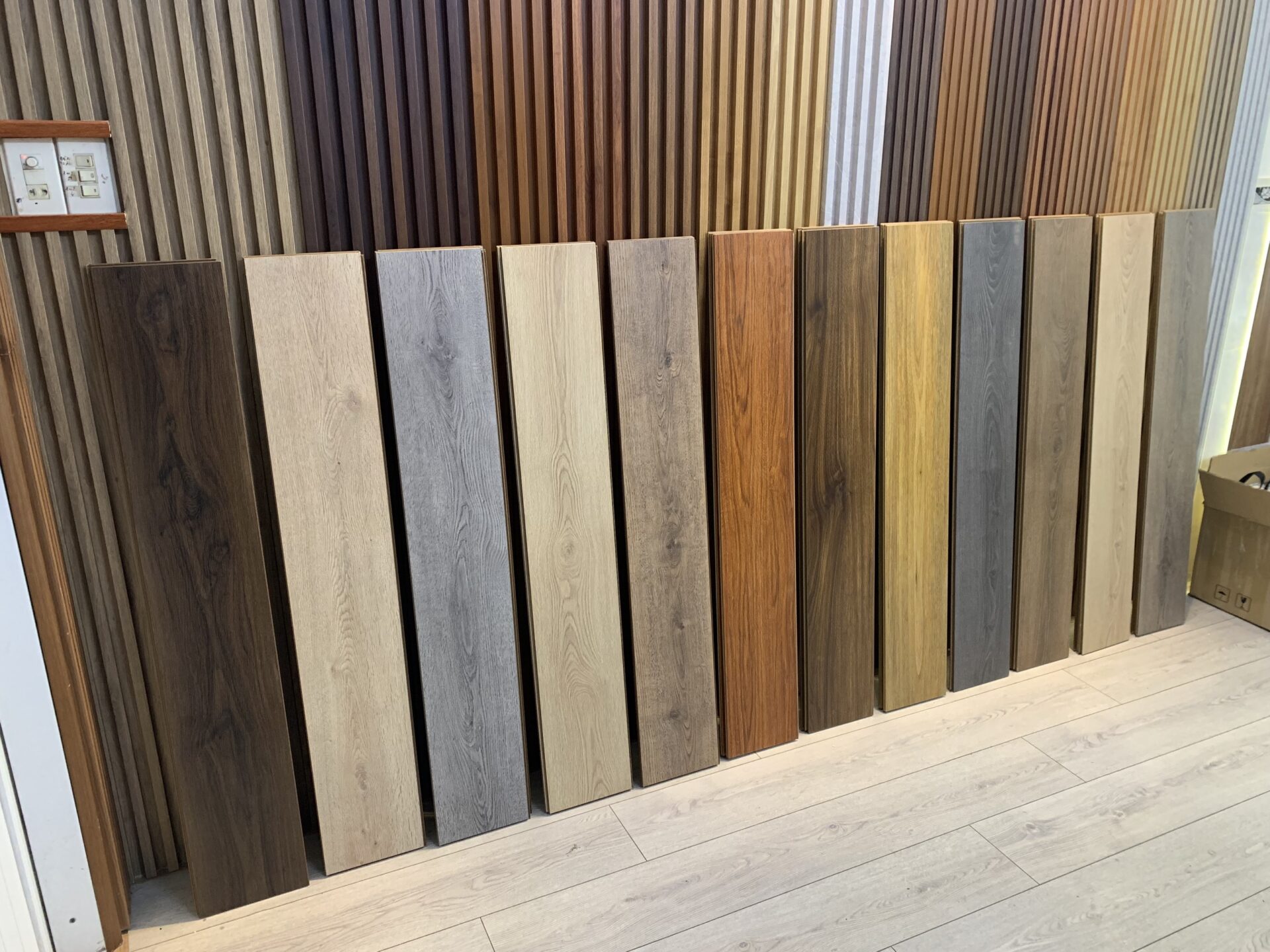 Thanh sàn gỗ công nghiệp Hamilton tại showroom Floordi Bình Định