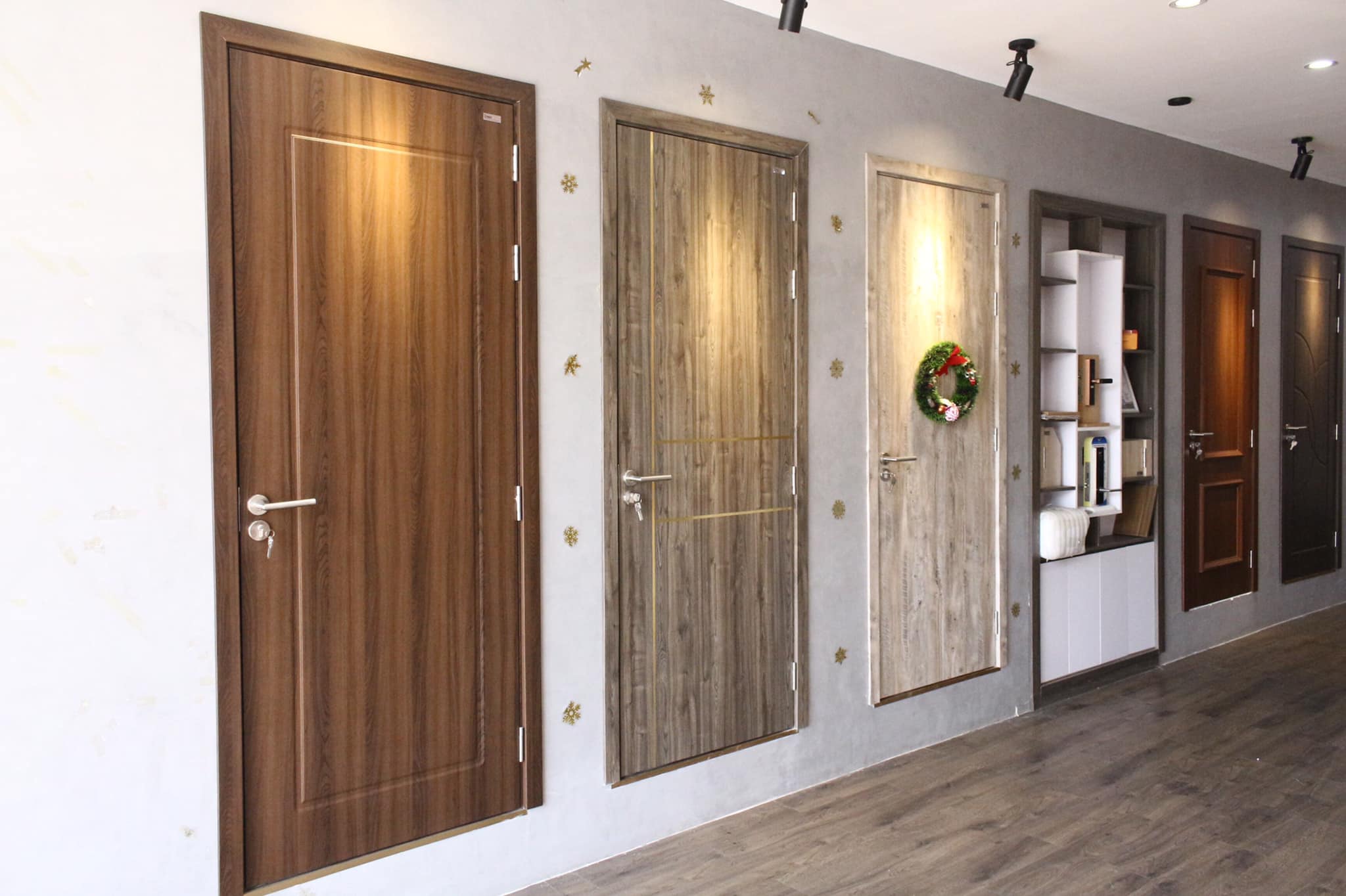 Showroom trưng bày cửa gỗ nhựa Hàn Quốc Dewoo Quy Nhơn