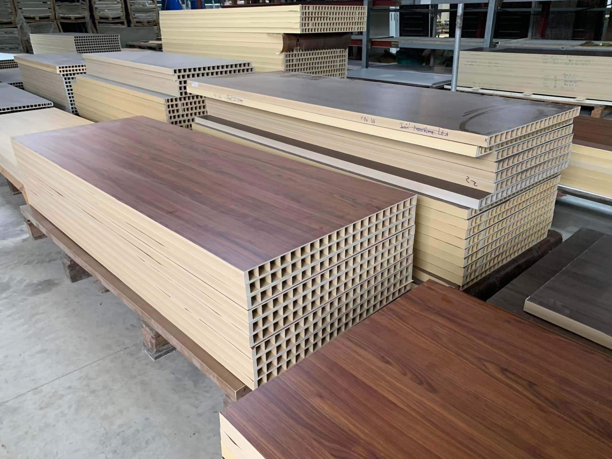 Cửa gỗ nhựa được sản xuất tại nhà máy với nhiều ưu điểm vượt trội
