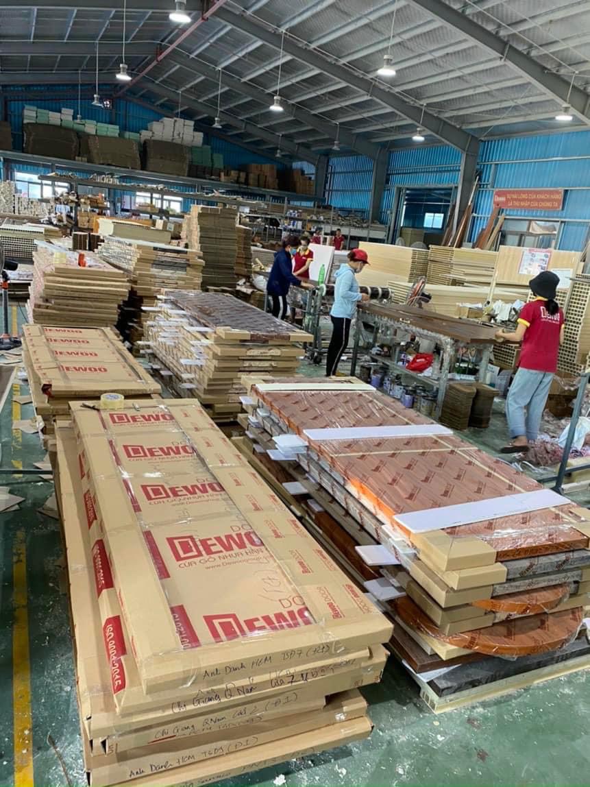 Cửa gỗ nhựa Dewoo được Nhất Tín đặt sản xuất theo yêu cầu của khách hàng