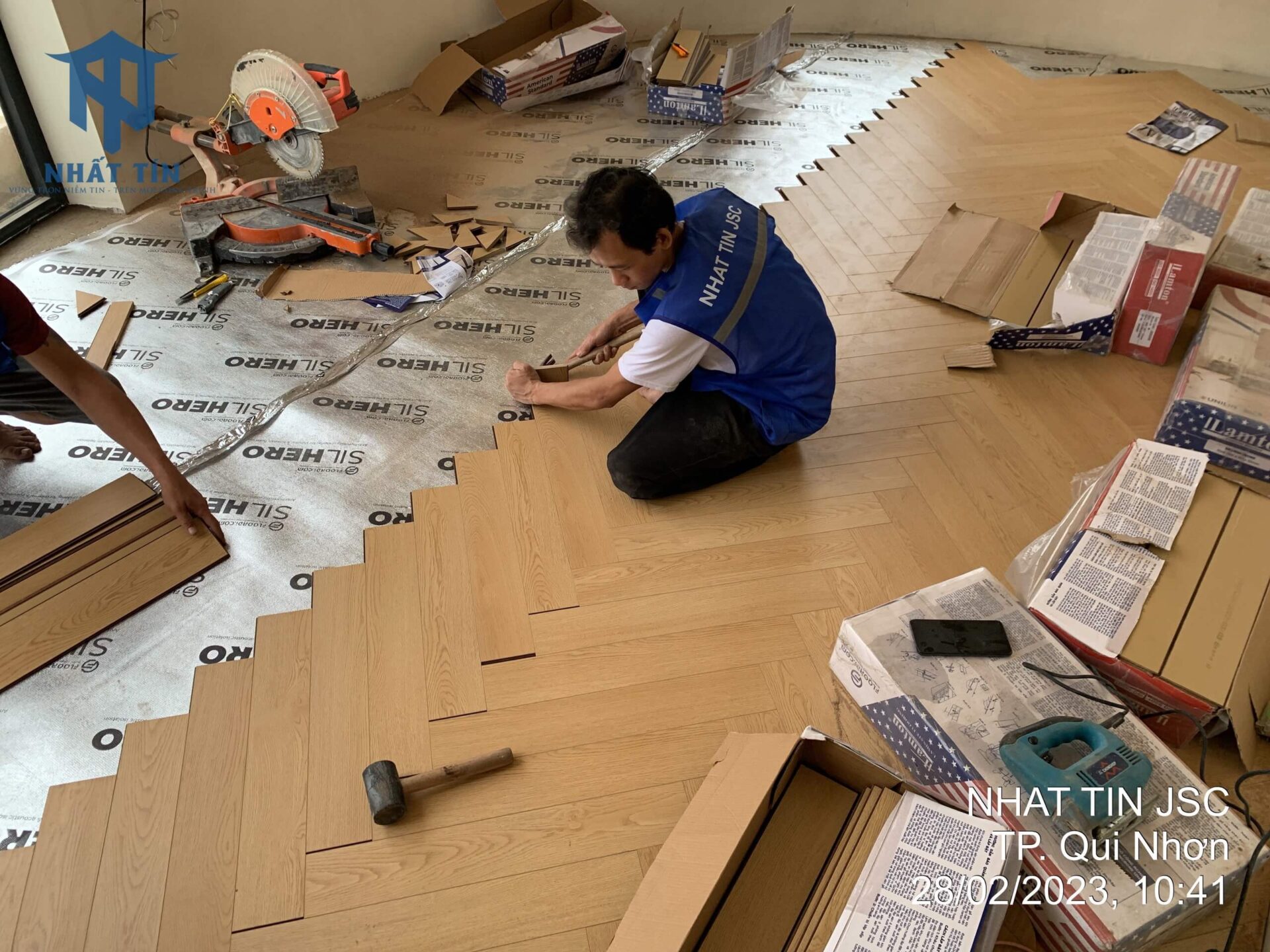 Thợ Nhất Tín tiến hành lắp đặt sàn gỗ xương cá
