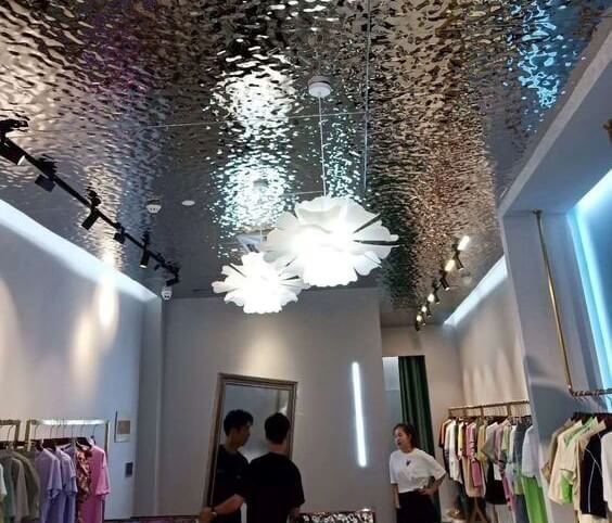 Tâm inox 3D sóng nước được dùng trong shop quần áo