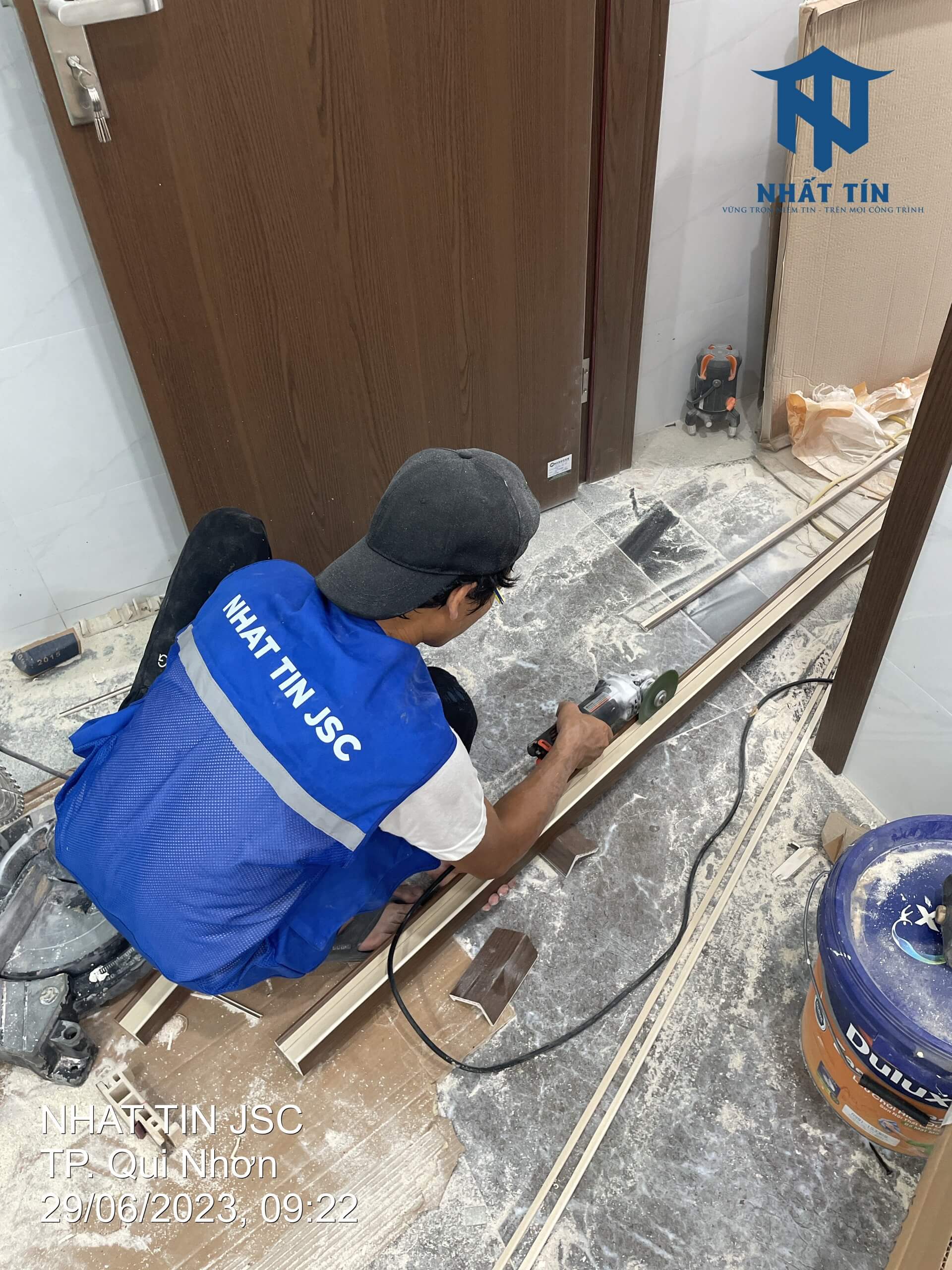 Thợ đang thi công lắp đặt cửa gỗ nhựa composite