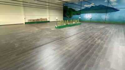 Nhất Tín hoàn thiện sàn gỗ công nghiệp cho showroom