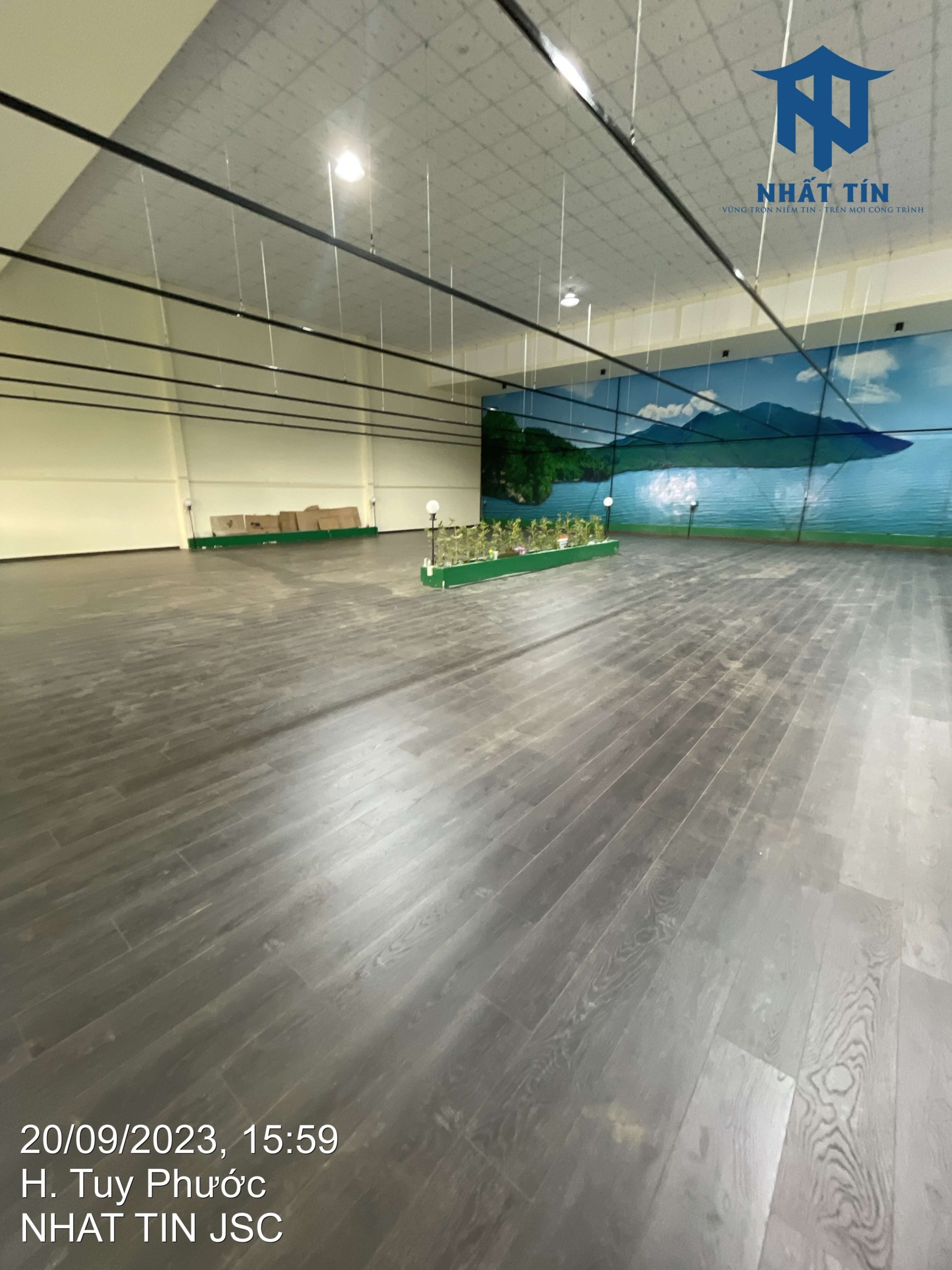 Nhất Tín hoàn thiện sàn gỗ công nghiệp cho showroom